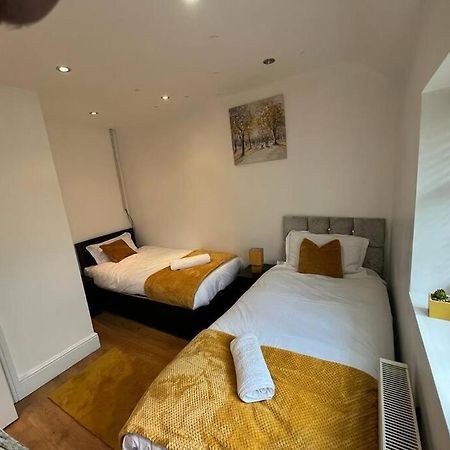 Fabulous 3 Bedroom House , Sleeps Up To 5-7 Guest. South Ockendon Eksteriør bilde