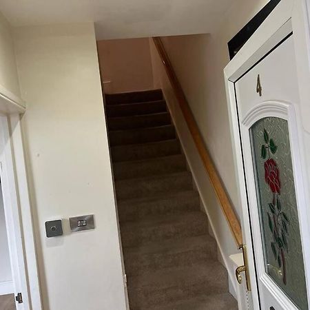 Fabulous 3 Bedroom House , Sleeps Up To 5-7 Guest. South Ockendon Eksteriør bilde