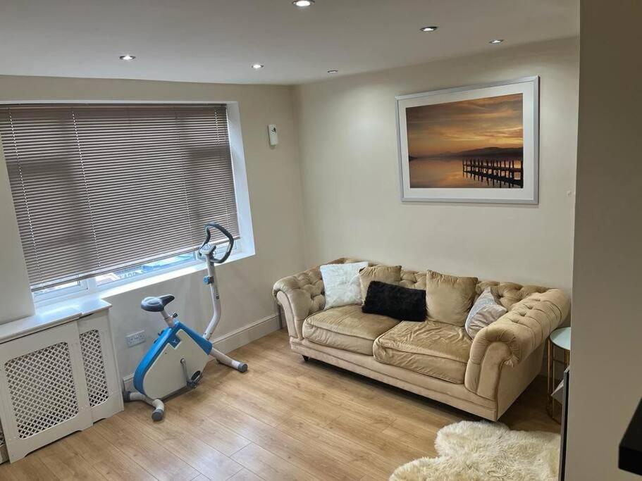 Fabulous 3 Bedroom House , Sleeps Up To 5-7 Guest. South Ockendon Eksteriør bilde