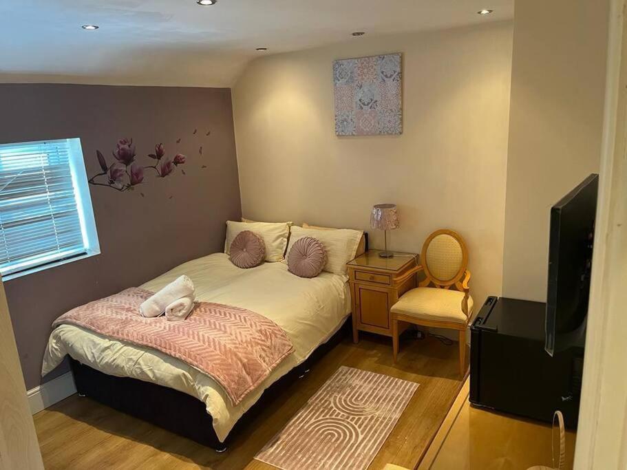 Fabulous 3 Bedroom House , Sleeps Up To 5-7 Guest. South Ockendon Eksteriør bilde