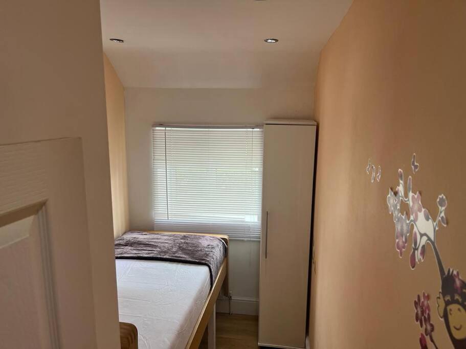 Fabulous 3 Bedroom House , Sleeps Up To 5-7 Guest. South Ockendon Eksteriør bilde