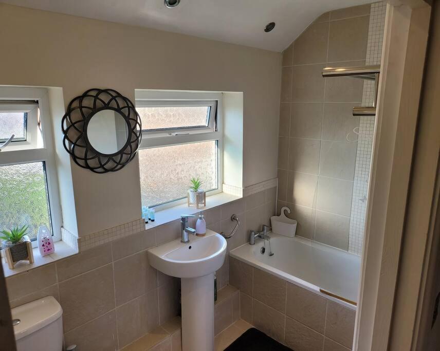 Fabulous 3 Bedroom House , Sleeps Up To 5-7 Guest. South Ockendon Eksteriør bilde