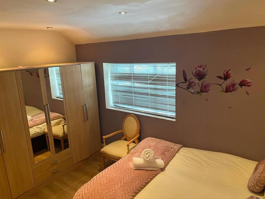Fabulous 3 Bedroom House , Sleeps Up To 5-7 Guest. South Ockendon Eksteriør bilde